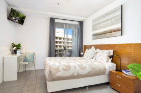 Marina View Queen Bed Studio Apartment Pool & Gym